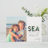 Zee met modern strand Groeten met groen kerstfeest Feestdagenkaart (Staand voorkant)