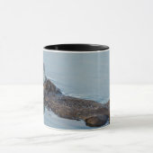 Zee otter die op de rug drijft mok (Midden)