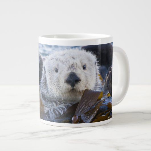Zee otter omwikkeld in kelp extra grote beker (Voorkant rechts)