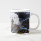 Zee otter omwikkeld in kelp extra grote beker (Rechts)