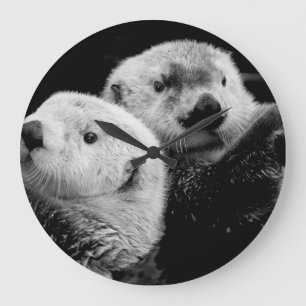 Zee otters: zwart wit paar. grote klok