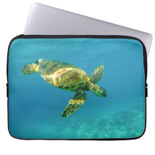 Zee Scheerschildpad zwemt in turkooizen oceaanwate Laptop Sleeve