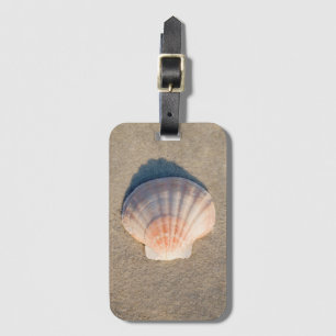 Zee Shell dat op zandstrand wetend Bagagelabel