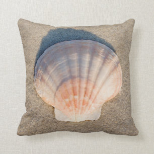 Zee Shell dat op zandstrand wetend Kussen
