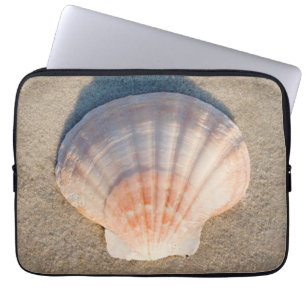 Zee Shell dat op zandstrand wetend Laptop Sleeve