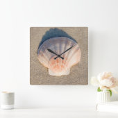 Zee Shell dat op zandstrand wetend Vierkante Klok (Huis)