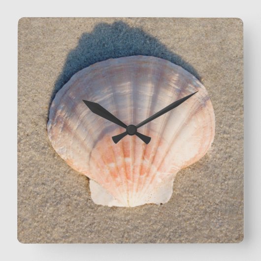 Zee Shell dat op zandstrand wetend Vierkante Klok (Voorkant)