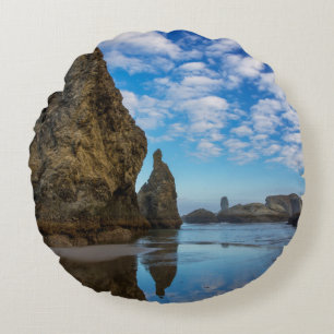 Zee stapels op Bandon Beach in Bandon, Oregon 1 Rond Kussen