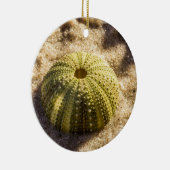 Zee Urchin op strand Keramisch Ornament (Rechts)