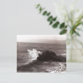 Zeeen golven die tegen rots botsen briefkaart (Staand voorkant)