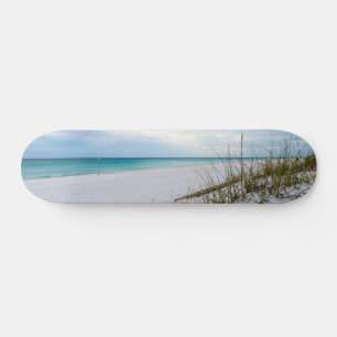 Zeehaver en wit zandstrand ochtendskateboard skateboard