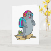 Zeehond als wandelaar met rugzak kaart (Gele Bloem)