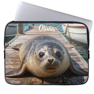Zeehondje ligt op steiger aan de oceaan laptop sleeve