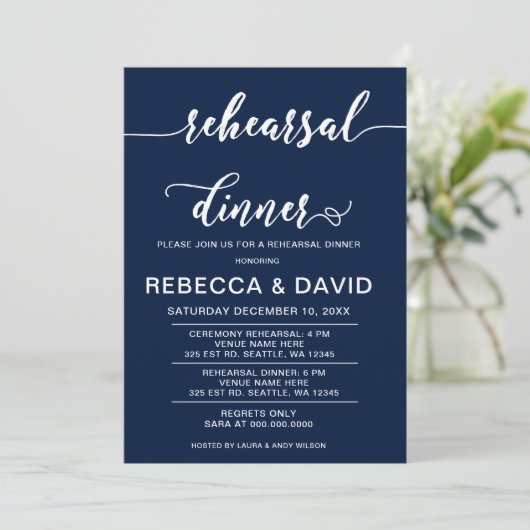 Zeemacht en wit Elegant Script Rehearsal Dinner Kaart (Staand voorkant)