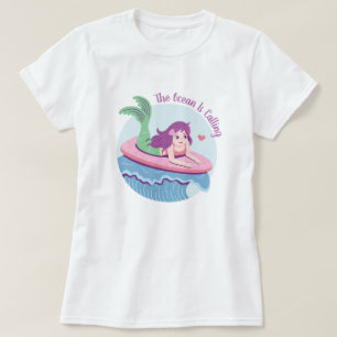 Zeemeermin Op Roze Surfplank De Oceaan Komt T-shirt