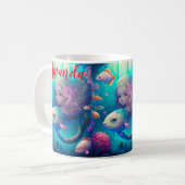 Zeemeermin zwemt met vis koffiemok (Voorkant links)