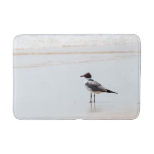 Zeemeeuw op het strand Bath Mat