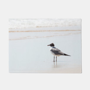 Zeemeeuw op het strand deur mat