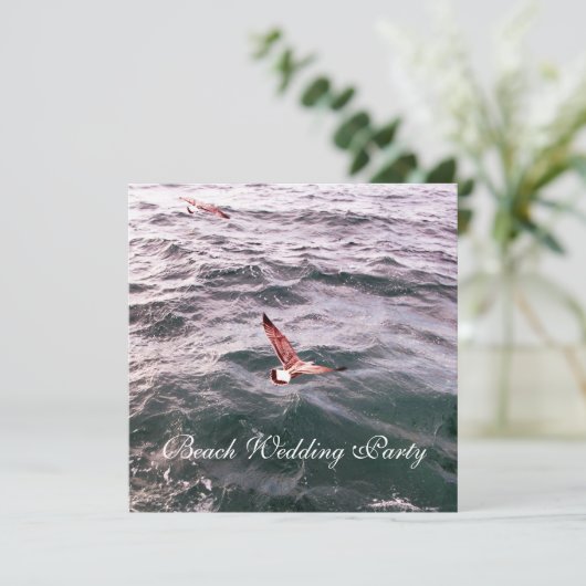 ZEEMEEUW VLIEGT OVER DE GOLVEN BRUILOFT OP HET STR AANKONDIGING (Staand voorkant)