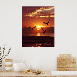 Zeemeeuwen die onder een gouden zonsondergang vlie poster