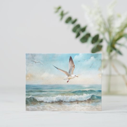Zeemeeuwen die op een strand vliegen briefkaart (Staand voorkant)