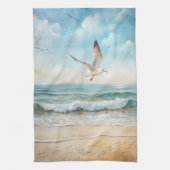 Zeemeeuwen die op een strand vliegen theedoek (Verticaal)