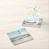 Zeemeeuwen die op een strand vliegen vierkante kartonnen onderzetter (Insitu)