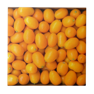 Zeep van oranje kumquat in kartonnen doos tegeltje