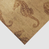  zeepaardjes op vervorming van bruin afval tissuepapier (Detail)