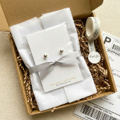 Zeer eenvoudige witte en gouden oorbel display kaa visitekaartje