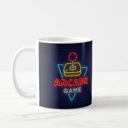 Zeer gefingeerde klassieke arcade game met joystic koffiemok (Links)