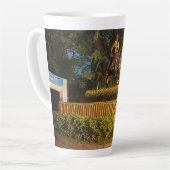 Zeer mooi ontwerp op latte mok (Linkerhoek)