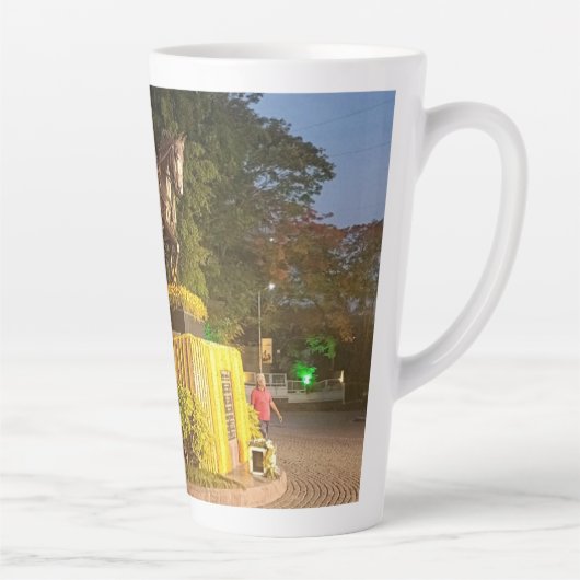 Zeer mooi ontwerp op latte mok (Rechts)