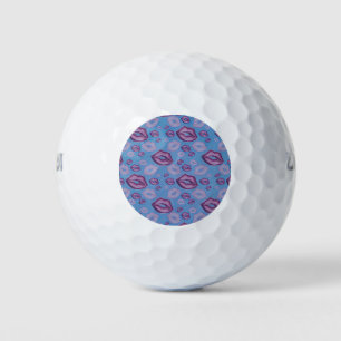 Zeer Periwinkle Kisses Lips in de schaduw van Paar Golfballen
