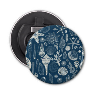 Zeeschalen op donkerblauw button flesopener