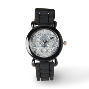 Zeeschalen op donkerblauw horloge