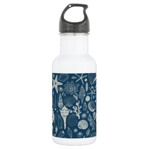Zeeschalen op donkerblauw waterfles
