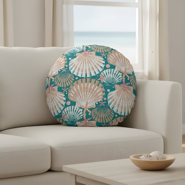 Zeeschelp en zeesterren rond kussen (Coastal seashell round pillow with teal and sandy tones for beach house decor.)