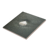 Zeeschelp in het zand: een zout souvenir tegeltje (Zijkant)