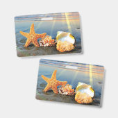 Zeeschelpen en zeesterkreeft op het strand badge (Voor- en achterkant)