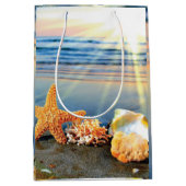 Zeeschelpen en zeesterkreeft op het strand medium cadeauzakje (Voorkant)