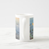 Zeeschelpen en zeesterkreeft op het strand porselein kop (Achterkant)