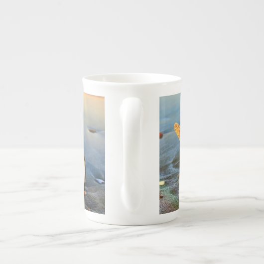 Zeeschelpen en zeesterkreeft op het strand porselein kop (Achterkant)