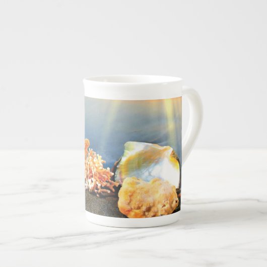 Zeeschelpen en zeesterkreeft op het strand porselein kop (Voorkant rechts)