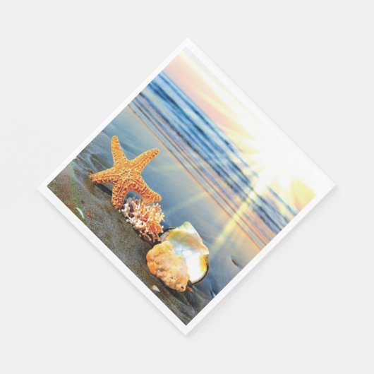 Zeeschelpen en zeesterkreeft op het strand servet (Hoek)