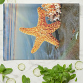 Zeeschelpen en zeesterkreeft op het strand theedoek (Gevouwen)