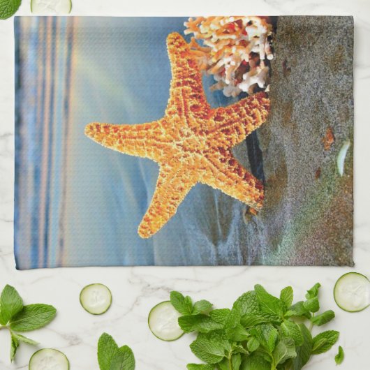 Zeeschelpen en zeesterkreeft op het strand theedoek (Gevouwen)