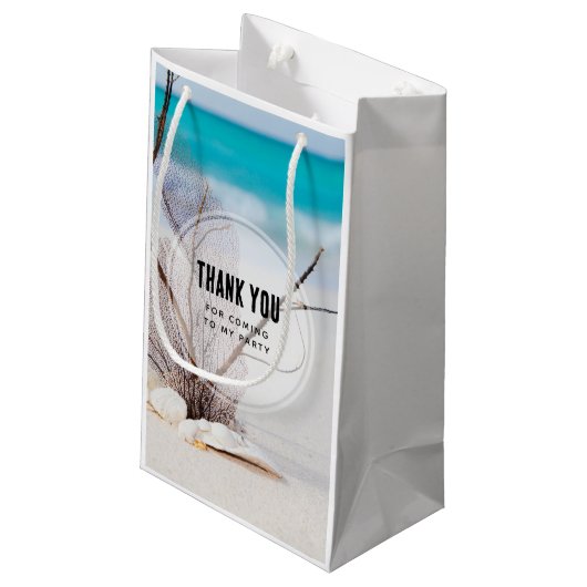 Zeeschelpen op een zandstrand Verjaardag Dank u Klein Cadeauzakje (Achterkant Gekanteld)