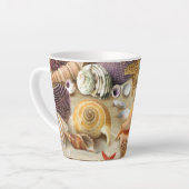 Zeeschelpen op het strand latte mok (Linkerhoek)