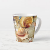 Zeeschelpen op het strand latte mok (Rechterhoek)
